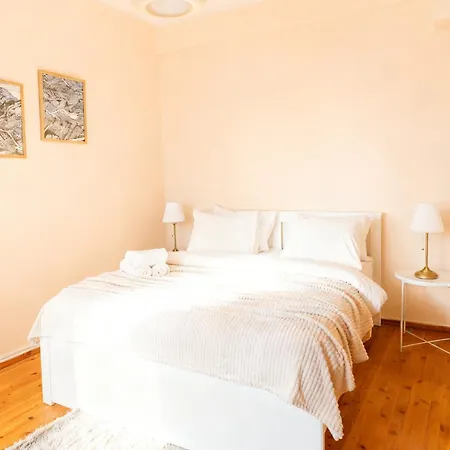Spacious 2br With Balcony Apartament *