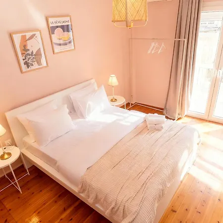 Spacious 2br With Balcony 아파트