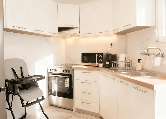 아파트 Spacious 2br With Balcony *